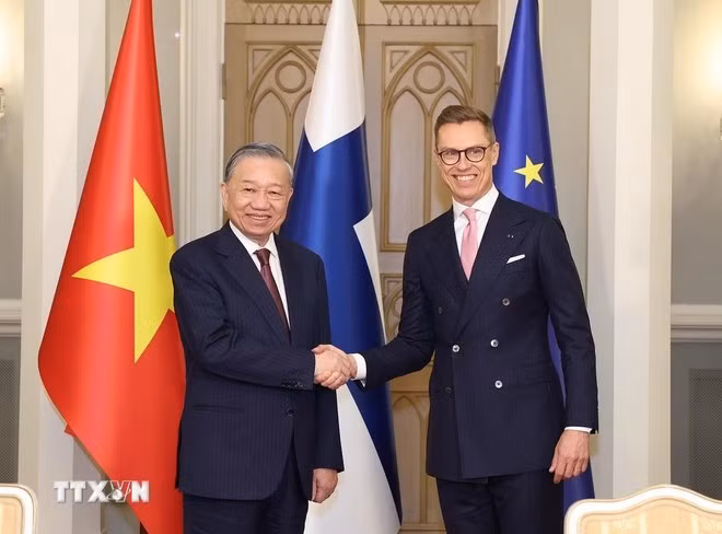 El secretario general del Partido Comunista de Vietnam, To Lam (izquierda), y el presidente de Finlandia, Alexander Stubb. (Foto: VNA)