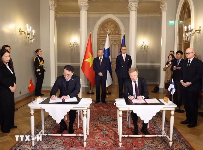 El secretario general del Partido Comunista de Vietnam, To Lam, y el presidente de Finlandia, Alexander Stubb, presencian la ceremonia de firma de documentos de cooperación. (Foto: VNA)