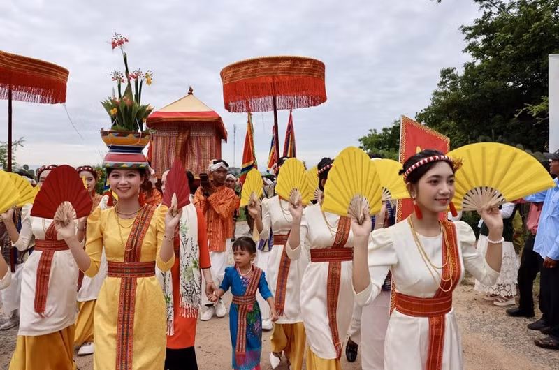 El baile con abanicos de las jóvenes Cham es como las coloridas alas de una mariposa que dan la bienvenida a la procesión con vestimentas tradicionales, un símbolo de vida y alegría. (Foto: VNA)