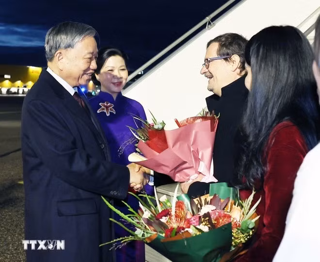 El secretario general del Partido Comunista de Vietnam, To Lam, y su esposa son recibidos en el Aeropuerto Internacional de Helsinki. (Foto: VNA)