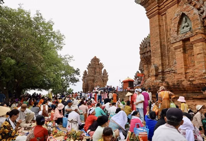 Los Cham llevan ofrendas a las torres durante la Fiesta Kate para rendir homenaje a los dioses y a los antepasados, y pedir buen tiempo, cosechas abundantes y paz para las familias. (Foto: VNA)