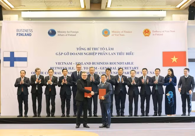 El secretario general del Partido Comunista de Vietnam, To Lam, presencia la firma de un memorando de entendimiento entre el Grupo vietnamita Viettel y el Grupo JCEYE de Finlandia. (Foto:VNA)