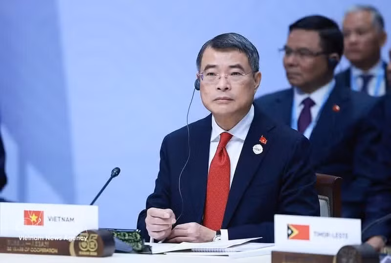 El primer ministro de Vietnam, Le Minh Hung, participa en la sesión plenaria de la Cumbre Conmemorativa del 35º aniversario de las relaciones Asean-Rusia. (Foto: VNA)