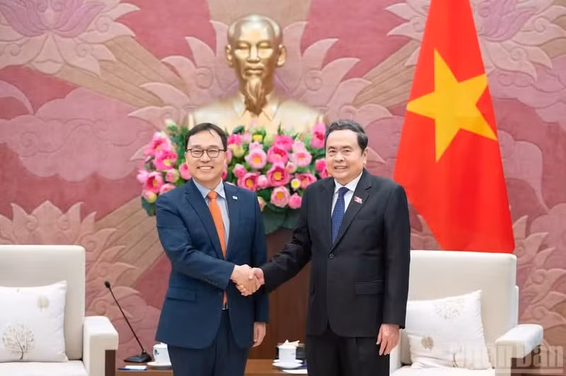 El presidente de la Asamblea Nacional de Vietnam, Tran Thanh Man (derecha), y el embajador saliente de Corea del Sur, Choi Young Sam. (Foto: Nhan Dan)