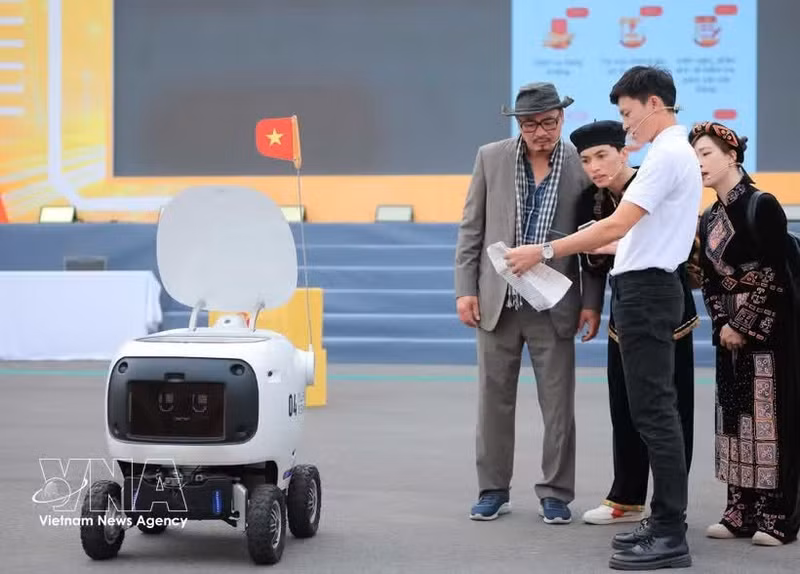 Robots realizan automáticamente actividades en el Foro Nacional sobre el Desarrollo de Empresas Tecnológicas Vietnamitas 2025. (Foto: VNA)