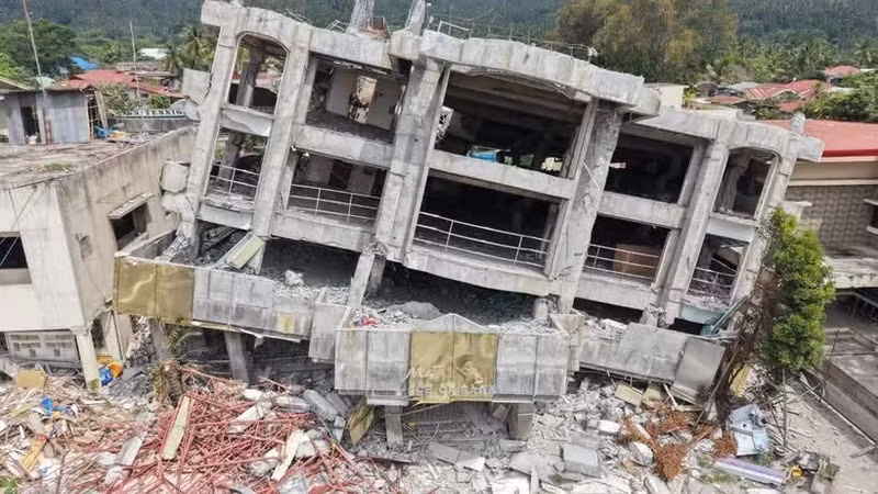 El edificio queda destruido tras el terremoto en la provincia de Sarangani, Filipinas. (Foto: Xinhua/VNA)