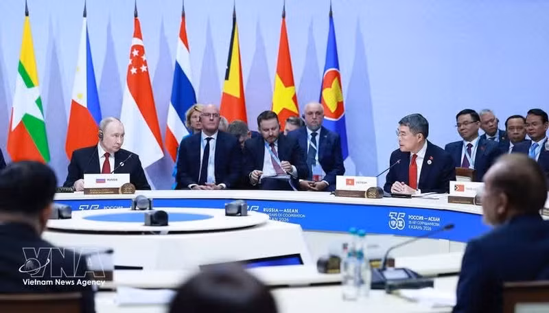 El presidente de Rusia, Vladímir Putin, el primer ministro de Vietnam, Le Minh Hung, y otros líderes de la Asociación de Naciones del Sudeste Asiático (Asean) en la sesión plenaria. (Foto: VNA)