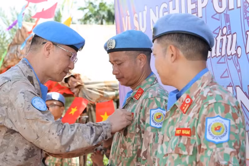 El brigadier general Junhui Wu, comandante de la Fuerza de la Unmiss, entrega la medalla a los oficiales y empleados del hospital de campaña de segundo nivel número 7 de Vietnam. (Foto: Tung Long)
