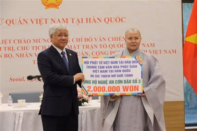 La venerable Thich Nu Gioi Tanh, presidenta de la Asociación de Budistas Vietnamitas en Corea del Sur, entrega dos millones de wones (moneda surcoreana) donados por budistas vietnamitas para ayudar a los residentes de la provincia de Nghe An a superar las consecuencias del tifón Wipha. (Foto: VNA)