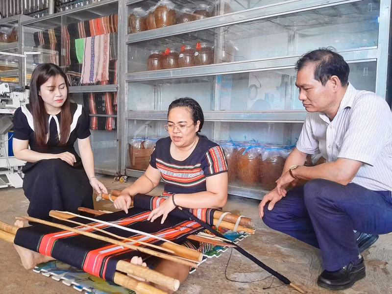 En 2024, el Ministerio de Cultura, Deportes y Turismo reconoció la artesanía tradicional del tejido de brocado del pueblo S'tieng en la provincia de Binh Phuoc (ahora parte de Dong Nai) como Patrimonio Cultural Inmaterial Nacional.