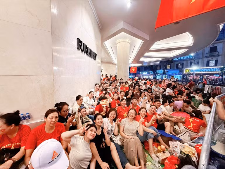 Multitud de espectadores en el cruce de las calles de Trang Tien y Hang Bai.