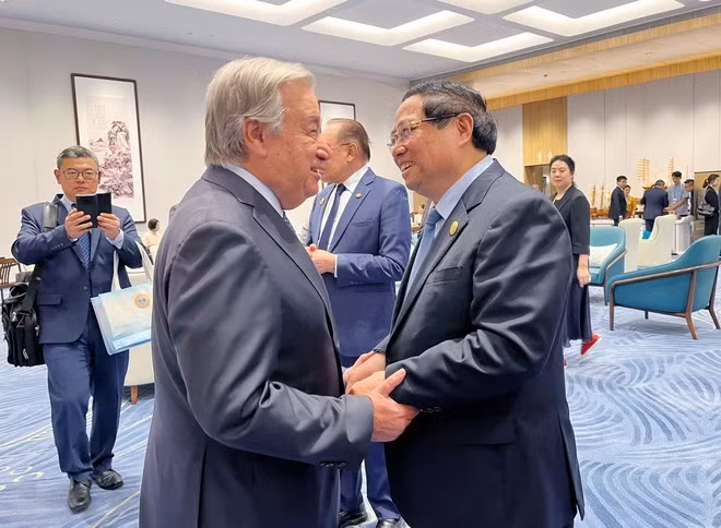El primer ministro vietnamita, Pham Minh Chinh, se reúne con el secretario general de la ONU, Antonio Guterres. (Foto: VNA)