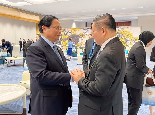 El primer ministro vietnamita, Pham Minh Chinh, y el secretario general de la Asean, Kao Kim Hourn. (Foto: VNA)