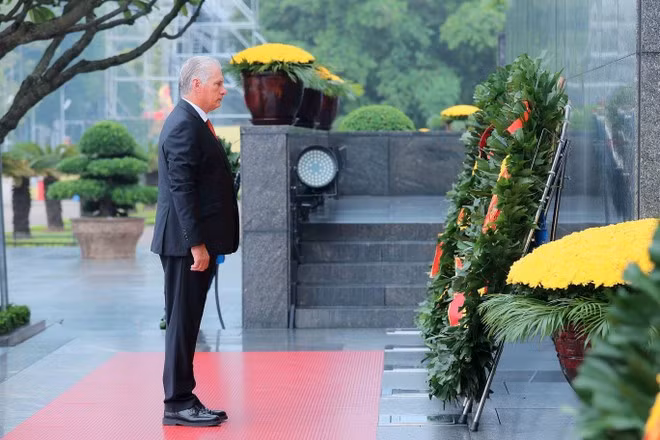 El primer secretario del Comité Central del Partido Comunista y presidente de Cuba, Miguel Díaz-Canel Bermúdez, rinde homenaje al Presidente Ho Chi Minh. (Foto: VNA)