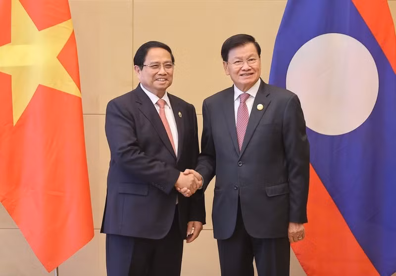 El primer ministro de Vietnam, Pham Minh Chinh, se reúne con el secretario general del Partido Popular Revolucionario de Laos y presidente de ese país, Thongloun Sisoulith. (Foto: VNA)