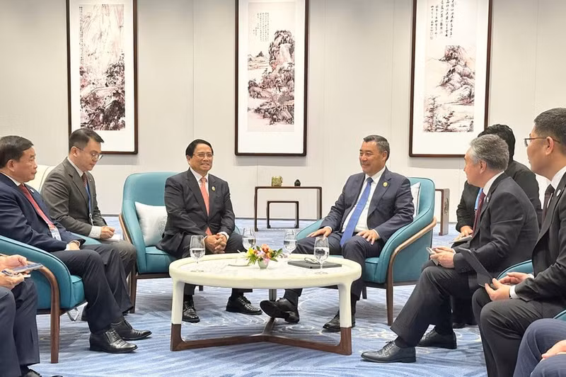 El primer ministro de Vietnam, Pham Minh Chinh, se reúne con el presidente de Kirguistán, Sadyr Japarov. (Foto: VNA)