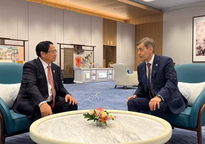El primer ministro vietnamita, Pham Minh Chinh, y el secretario general del la OCS, Nurlan Yermekbayev. (Foto: VNA)
