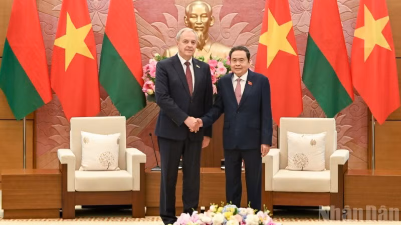 El presidente de la Asamblea Nacional de Vietnam, Tran Thanh Man, y el titular de la Cámara de Representantes de Bielorrusia, Igor Sergeenko. (Foto: Nhan Dan)