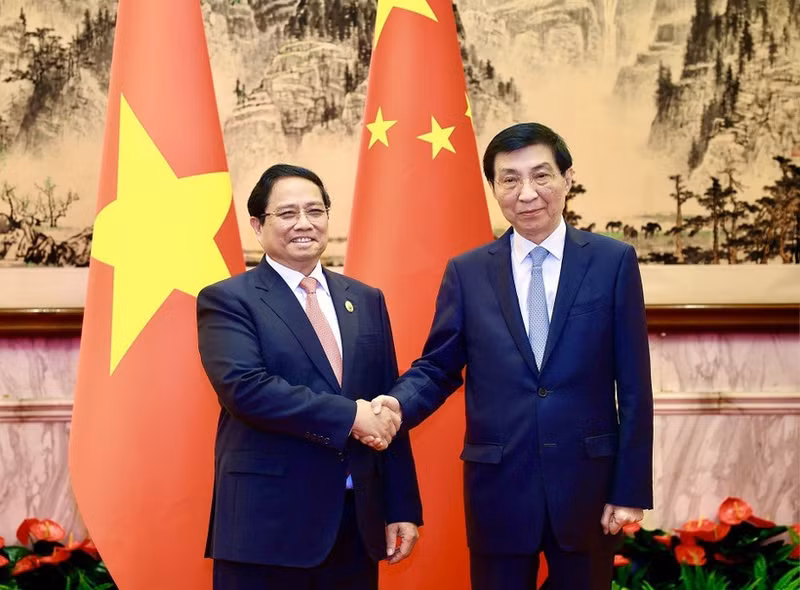 El primer ministro vietnamita, Pham Minh Chinh (izquierda), y Wang Huning, miembro del Comité Permanente del Buró Político del Comité Central del Partido Comunista de China y presidente del Comité Nacional de la Conferencia Consultiva Política del Pueblo Chino. (Foto: VNA)