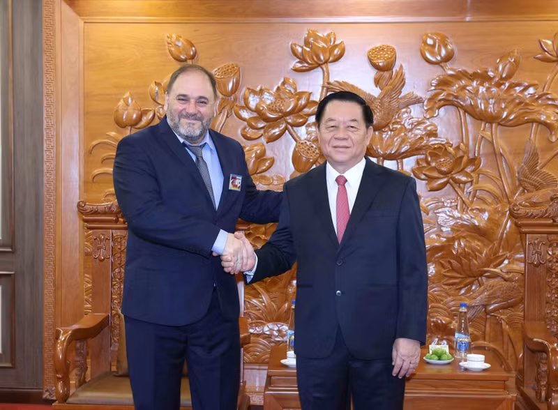 El miembro del Buró Político y del Secretariado del Comité Central del Partido Comunista de Vietnam y jefe de su Comisión de Propaganda y Movilización de Masas, Nguyen Trong Nghia, y Guillermo Rehermann Armesto, secretario del Comité Central encargado de la organización y la política de cuadros del Partido Comunista de Uruguay. (Foto: VNA)