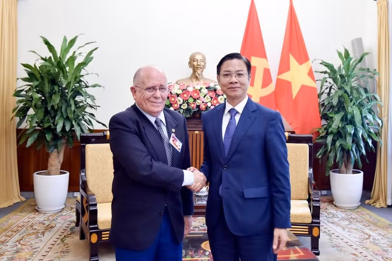 El viceministro de Relaciones Exteriores vietnamita Ngo Le Van se reúne con Pedro Oliveira, miembro de la Comisión de Relaciones Internacionales del Partido Comunista de Brasil y secretario general de la Asociación de Amistad Brasil-Vietnam. (Foto: VNA)