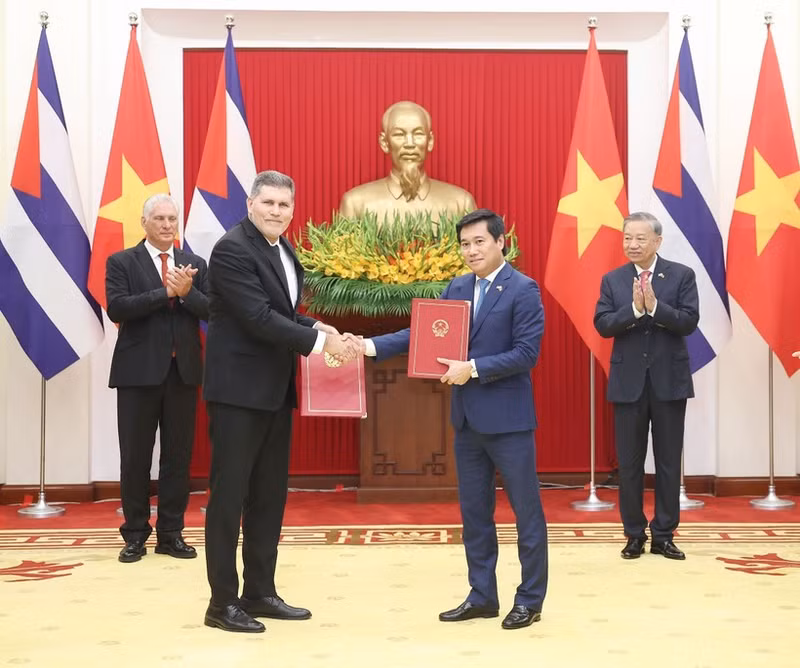 El secretario general del Partido Comunista de Vietnam, To Lam, y el primer secretario del Comité Central del Partido Comunista de Cuba y presidente de ese país, Miguel Díaz-Canel Bermúdez, presencian la ceremonia de entrega de documentos de cooperación. (Foto: VNA)