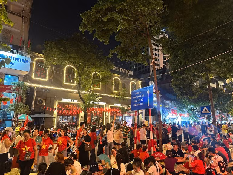El color rojo de la bandera nacional es el tono imperante en la calle de Le Duan.