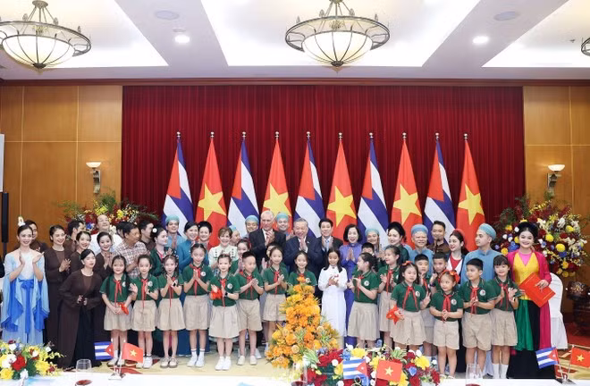 Los máximos dirigentes de Vietnam copresiden el banquete de Estado en honor a Díaz-Canel. (Foto: VNA)