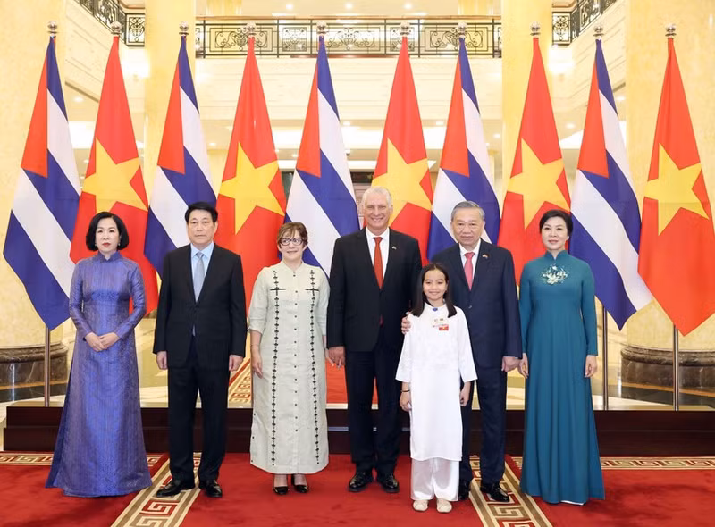 Los máximos dirigentes de Vietnam copresiden un banquete de Estado en honor al primer secretario del Comité Central del Partido Comunista de Cuba y presidente del país, Miguel Díaz-Canel Bermúdez. (Foto: VNA)