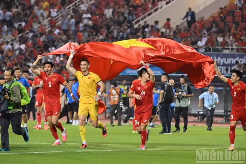 El guardameta Le Giang Patrik y sus compañeros festejan la victoria en el estadio nacional de My Dinh. (Foto: Nhan Dan)