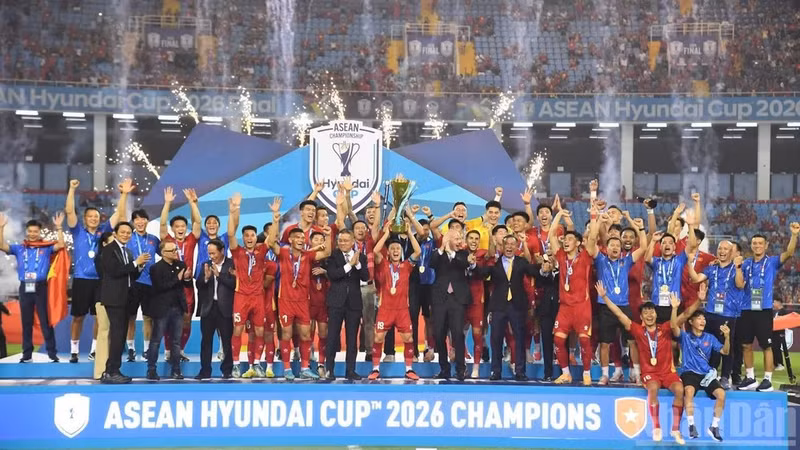 La selección de fútbol masculino de Vietnam levanta por cuarta vez el trofeo del Sudeste Asiático, enriqueciendo sus rachas de 2008, 2018 y 2024. (Foto: Nhan Dan)