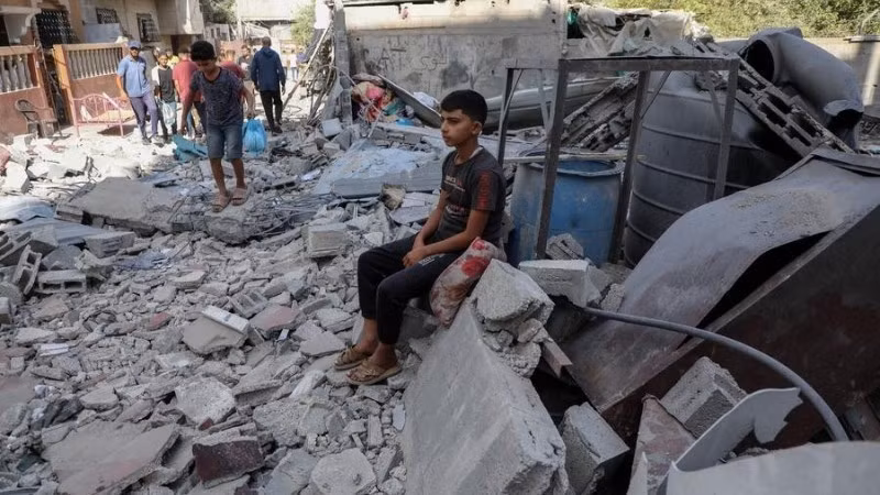Un niño palestino entre los escombros tras un ataque aéreo israelí en la zona de Al-Zawaida, en el centro de la Franja de Gaza, el 25 de septiembre de 2025. (Foto: Xinhua)