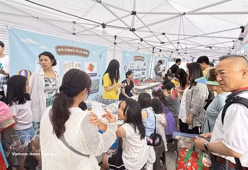 El pabellón de Vietnam atrae a un gran número de visitantes en la 18ª edición del Festival Mundial de Gastronomía Seongbuk Nurimasil, celebrado en Seúl. (Foto: VNA)