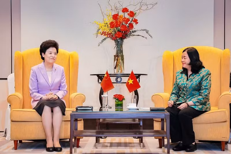 La miembro del Buró Político, secretaria del Comité Central del Partido Comunista de Vietnam y presidenta del Comité Central del Frente de la Patria, Bui Thi Minh Hoai (de chaqueta verde), recibe a Xian Hui, vicepresidenta del Comité Nacional de la Conferencia Consultiva Política del Pueblo Chino. (Foto: Nhan Dan)
