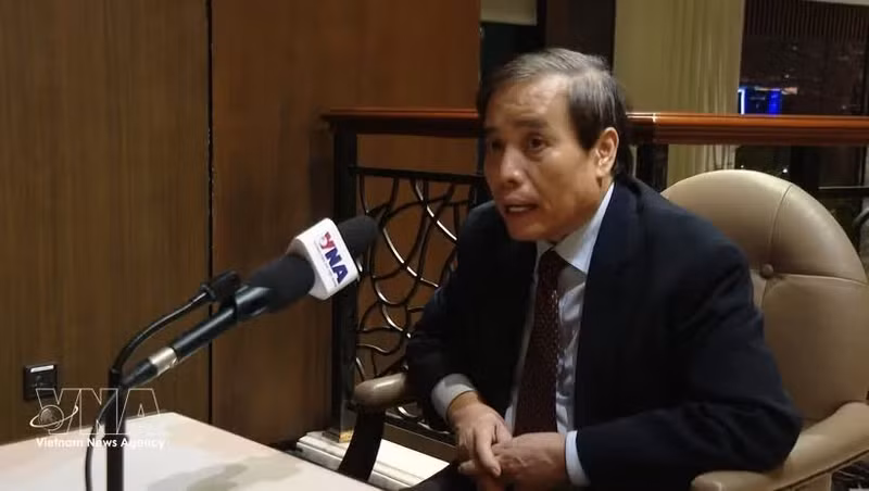 El profesor Vu Minh Khuong, de la Escuela de Políticas Públicas Lee Kuan Yew, se entrevista con la Agencia Vietnamita de Noticias. (Foto: VNA)