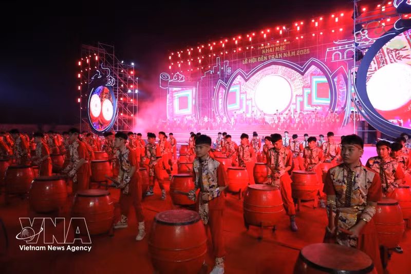 Actuación de tambores con motivo de la inauguración del Festival del Templo Tran 2025. (Foto: VNA)