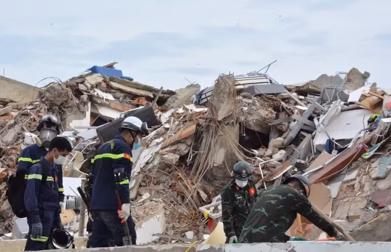 Rescatistas vietnamitas buscan víctimas atrapadas bajo los escombros en Venezuela. (Foto: VNA)