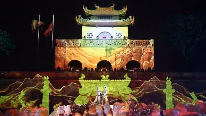 La Ciudadela Imperial de Thang Long se convierte en un escenario de colores gracias a modernas tecnologías de proyección. (Foto: Nhan Dan)