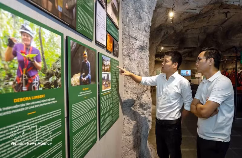 Los visitantes disfrutan de una exploración de la cueva Son Doong utilizando tecnología de realidad virtual (RV 5D). (Foto: VNA)