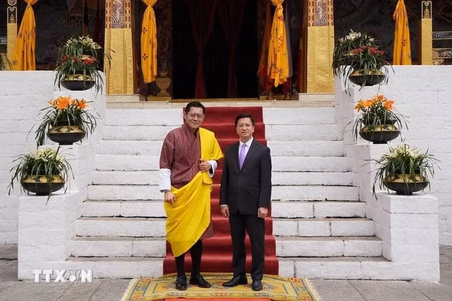 El embajador de Vietnam en la India, concurrente en Nepal y Bután, Nguyen Thanh Hai (derecha), y el rey de Bután, Jigme Khesar Namgyel Wangchuck, en el palacio Tashichho Dzong en Thimphu, Bután, el 14 de junio de 2023. (Foto: VNA)