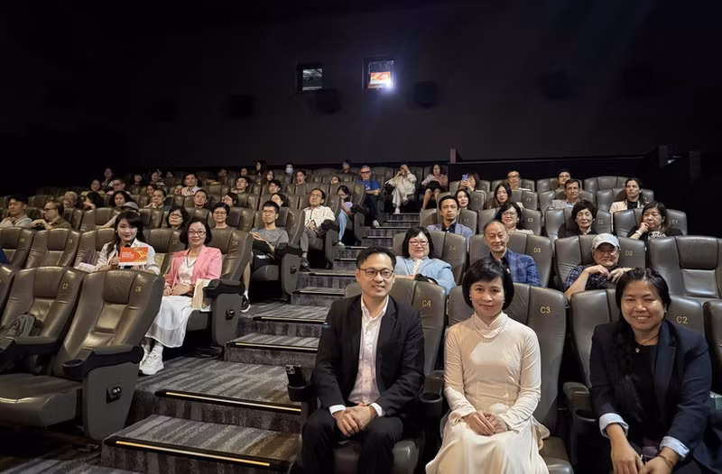 El público en la proyección de la película vietnamita “Dao, Pho and Piano” (Flor de Durazno, Pho y Piano) en el tercer Festival de Cine de la Asean en Hong Kong (China). (Foto: VNA)