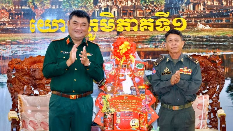 El general de división Le Xuan The (izquierda), comandante de la Región Militar 7 de Vietnam, visita al Alto Mando de la Región Militar 1 de las Fuerzas Armadas Reales de Camboya con motivo del Año Nuevo tradicional de ese país vecino (Chol Chnam Thmay). (Foto: Nhan Dan)