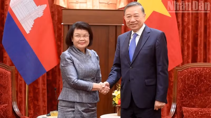 El secretario general del Partido Comunista y presidente de Vietnam, To Lam, recibe a la titular de la Asamblea Nacional de Camboya, Samdech Khuon Sudary. (Foto: Nhan Dan)