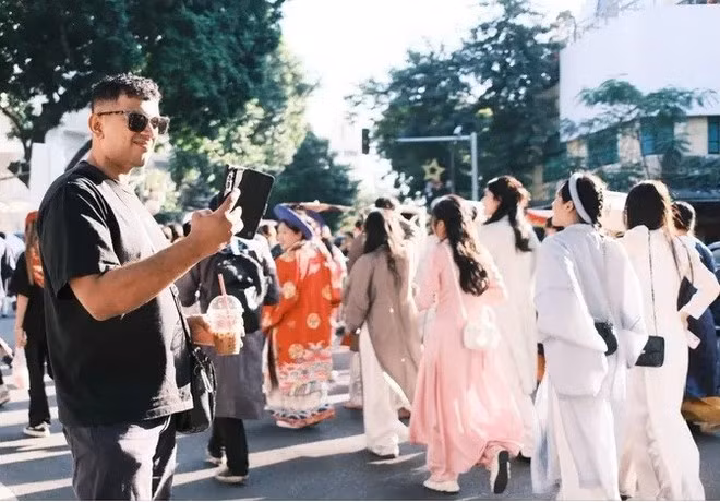 Turistas capturan momentos durante el desfile del Festival de Trajes Vietnamitas en Hanói el 15 de noviembre. (Foto: sggp.org.vn)