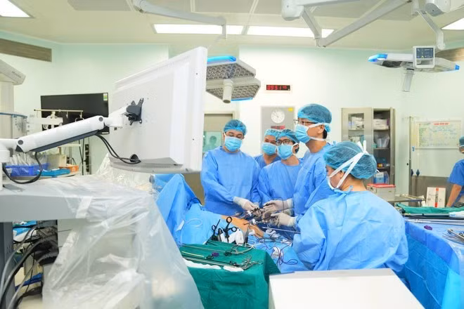 Médicos realizan un trasplante de hígado a un paciente. (Foto: VNA)