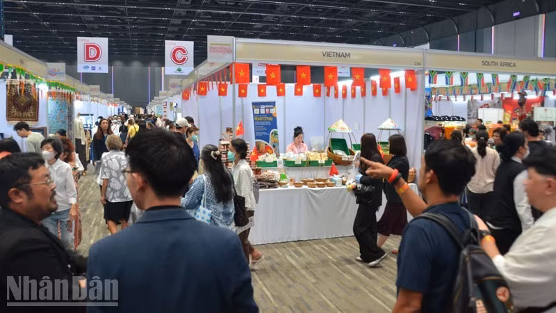 El bazar atrae un gran número de visitantes. (Foto: Nhan Dan)