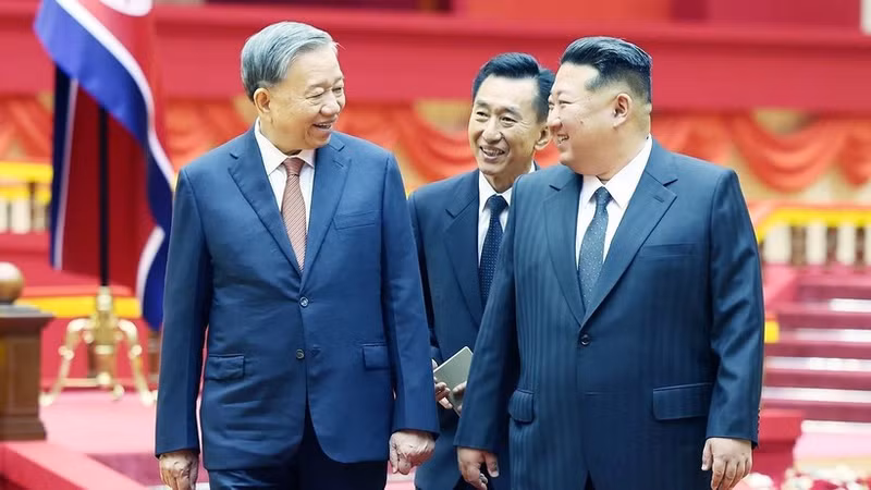 El secretario general del Partido del Trabajo de Corea y presidente de la Comisión de Asuntos Estatales del país anfitrión, Kim Jong Un, recibe al secretario general del Partido Comunista de Vietnam, To Lam. (Foto: VNA)