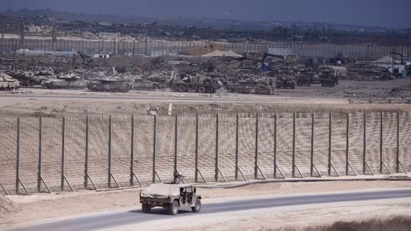 Vehículos militares israelíes en la frontera entre Israel y Gaza, el 9 de octubre de 2025. (Foto: Xinhua/VNA)
