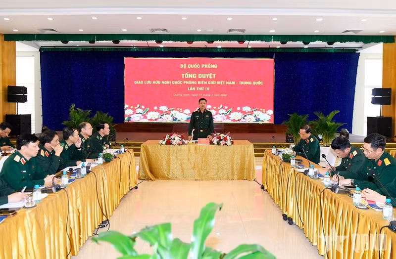 El coronel general Nguyen Truong Thang preside una sesión de trabajo después del ensayo general. (Foto: qdnd.vn)