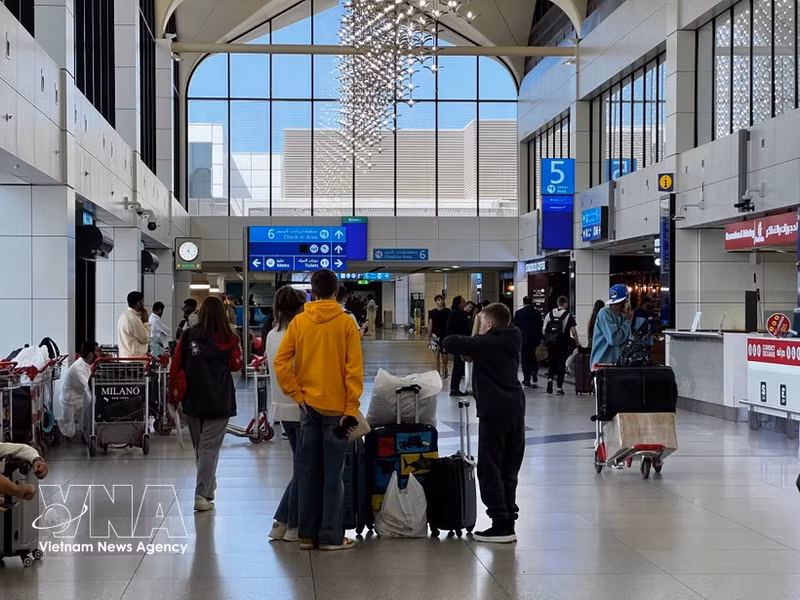Pasajeros en el Aeropuerto Internacional de Dubái, en los Emiratos Árabes Unidos, el 7 de marzo de 2026. (Foto: Xinhua/VNA)